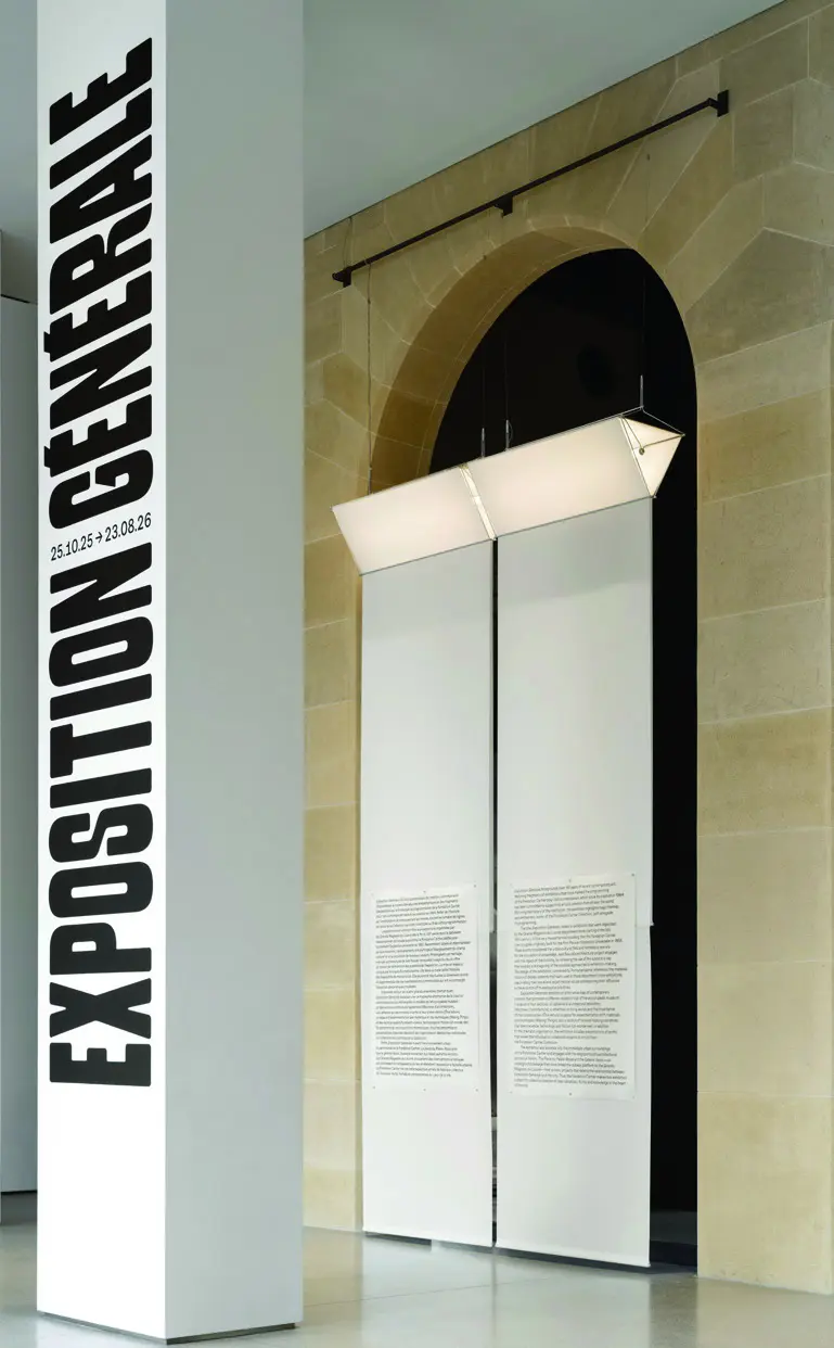 까르띠에 현대미술재단 〈상설 전시(Exposition Générale)〉(2025) 건축가 장 누벨이 레노베이션한 까르띠에 현대미술재단 개관을 기념하며 재단이 소유한 컬렉션을 선보인 전시의 디자인을 맡았다. 장 누벨의 이동식 플랫폼 시스템에 맞춰 선형적 관람 방식과 화이트 큐브에서 벗어난 전시를 구성하고, 텍스타일 파티션과 공중에 떠 있는 듯한 작품 배치, 수직 조명으로 새로운 관람 경험을 제시했다.