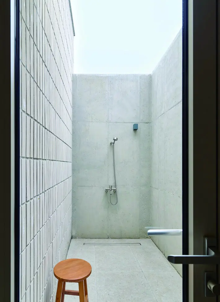 김지희 소장이 부부의 취향을 반영해 계획한 야외 샤워실. 한겨울을 제외하면 거의 매일 사용하는 부부의 최애 공간이다.