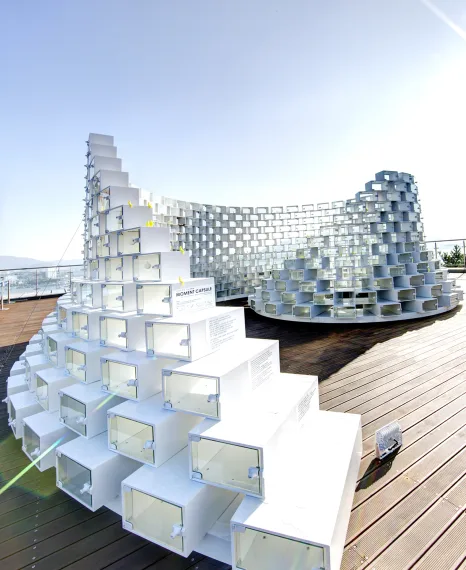 감성플랜 - ‘경험을 디자인하고 기억을 만들어가다. ( We design experiences and create memories)’  ZERO WASTE PAVILION 이라는 대주제로 재생 가림막 모듈을 활용하여 무한 확장되고 이동 및 재사용이 가능한 전시를 구성합니다.
